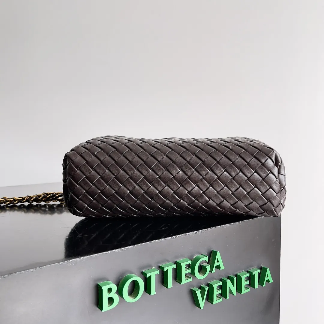 Batch 1880BOTTEGA VENETA BOTTEGA LAUREN 1980 small clutch bag is new! The small size that many people squat on is finally here. The self-adjustable zipper is a highlight of this bag. After being removed, it can be used as a handbag for important occasions. One bag unlocks two carrying methods at the same time. It is practical and has a unique sense of structure and beautiful lines. It is more elegant than a small cloud. It is a tribute to the classics and the pursuit of modernity. Style number: 804038 Size: 27*15*8cm